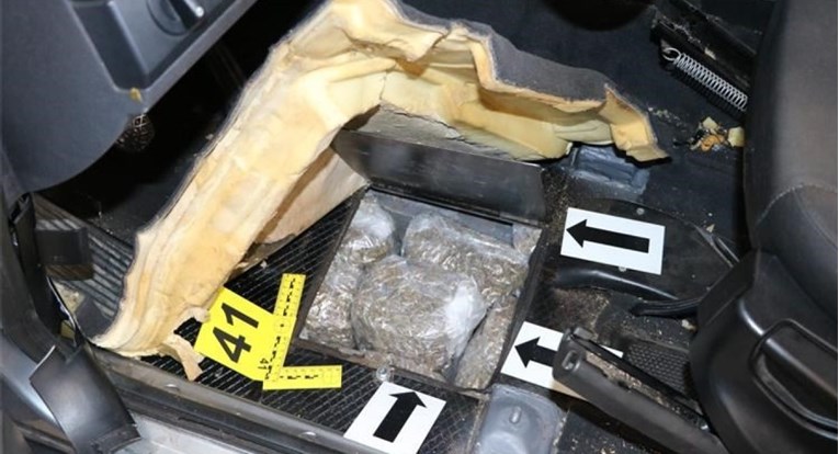 Policijski pas na autocesti kod Vrbovskog otkrio kokain i hašiš, vozač uhićen