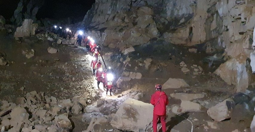 Spašen speleolog koji je u Sloveniji upao u duboku špilju. Spašavali ga 18 sati