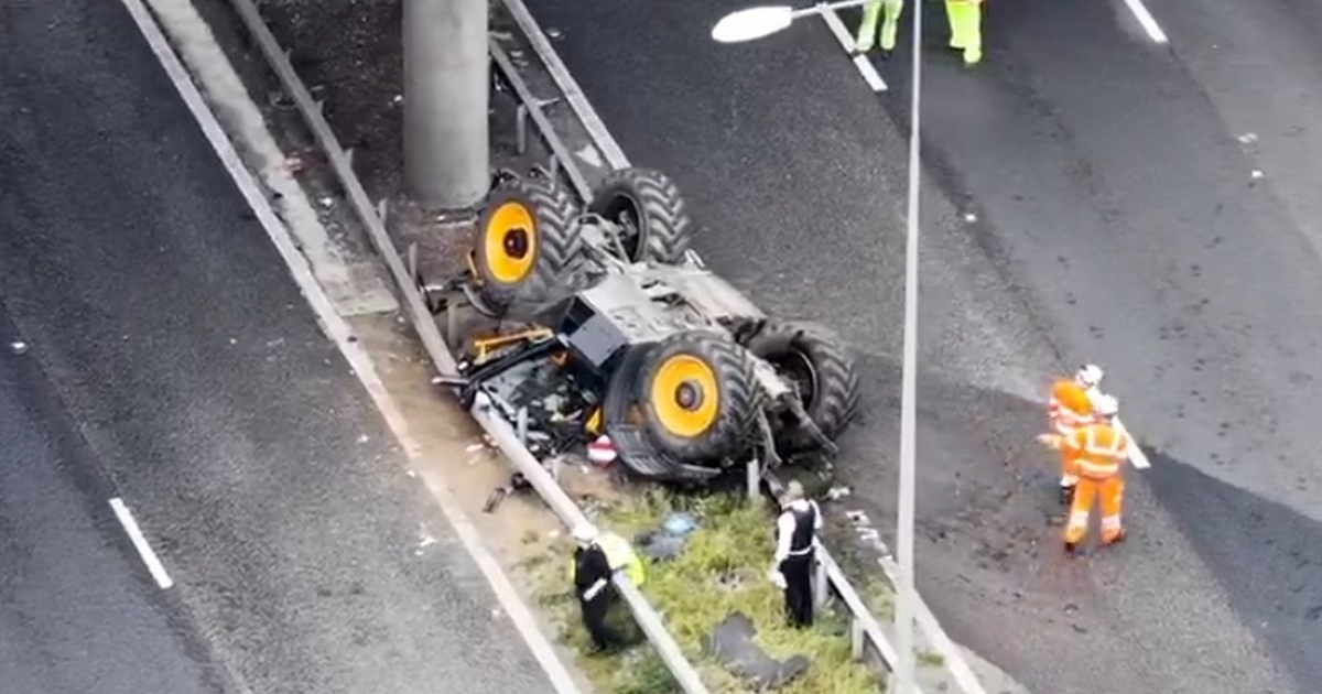 Traktor u Engleskoj pao s nadvožnjaka na autocestu