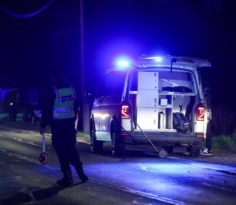 Pijan autom sletio u kanal pa udario u betonski propust i ogradu. Dvoje ozlijeđenih
