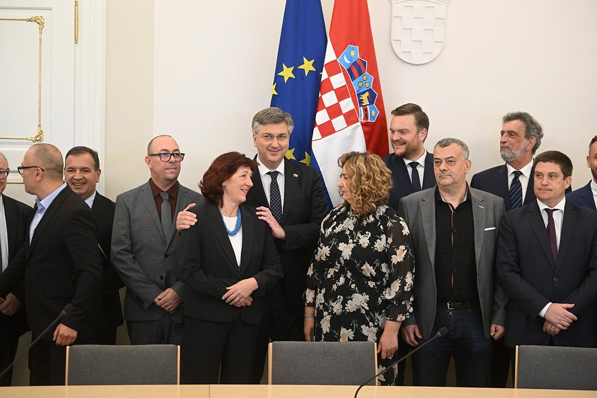 FOTO Vlada i sindikati potpisali ugovore o povećanju plaća. Pogledajte kako su sretni