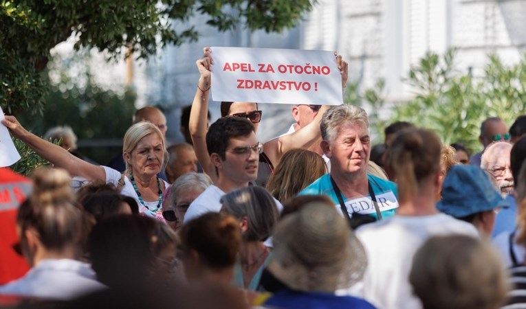 VIDEO Prosvjed na Krku. "Ne dozvolite da u 21. stoljeću ostanemo bez liječnika"