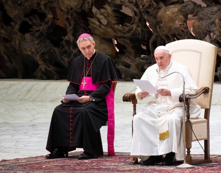 Papa se našalio s časnom sestrom: "Budi mirna! Poljubit ću te, ali ostani mirna"