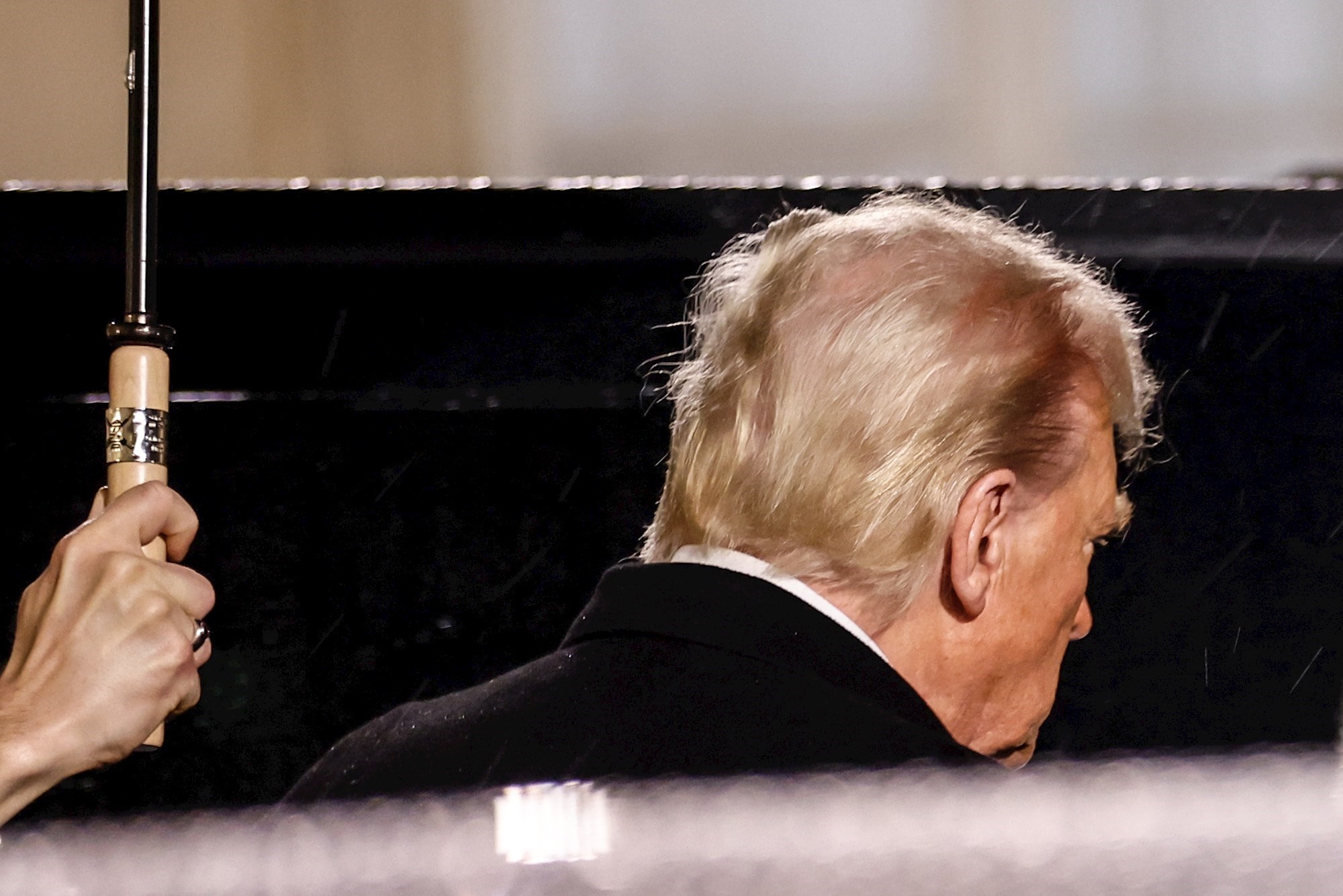 Trump poludio jer će za vrijeme njegove inauguracije zastave biti na pola koplja