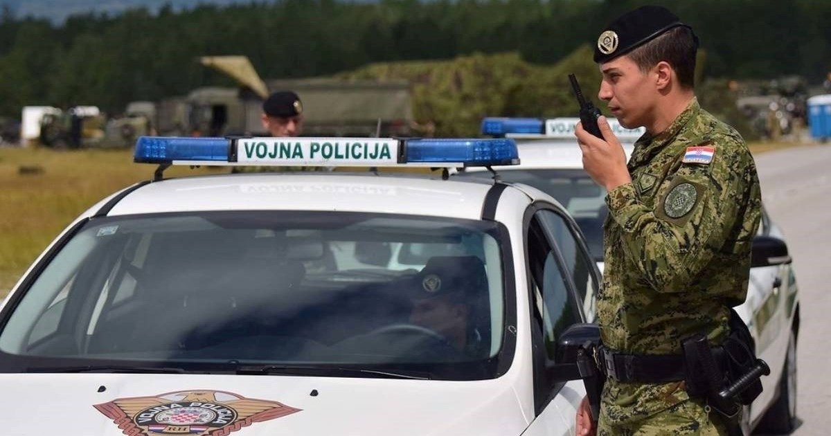 Tri civila autom upala u vojarnu. Medved: To je ozbiljan incident