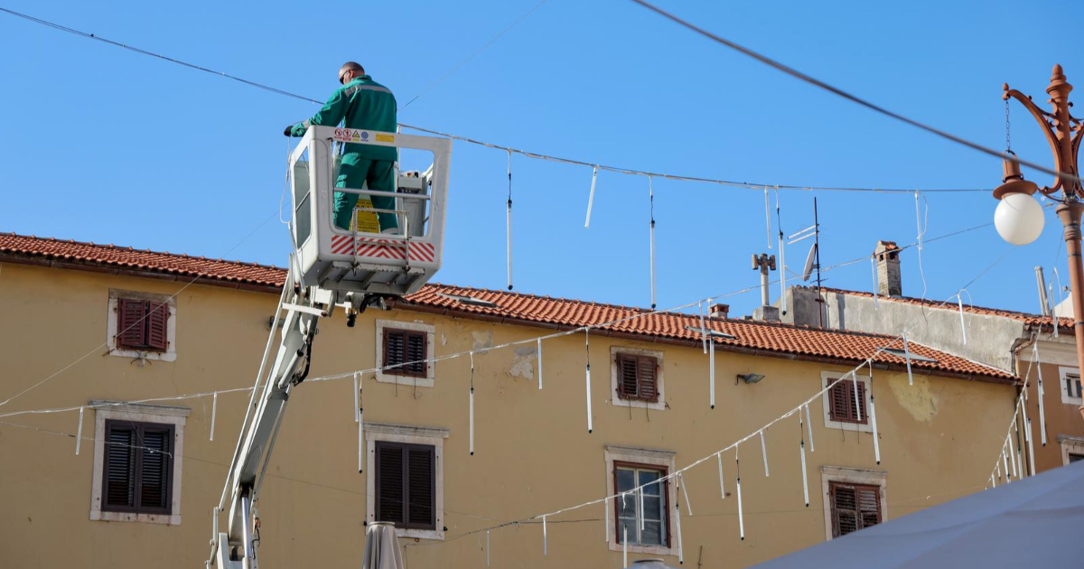 U Zadru počelo postavljanje blagdanskih ukrasa