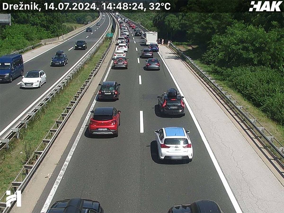 Gužve su na autocestama, vozi se u kolonama. Netko vozi u suprotnom smjeru na A3