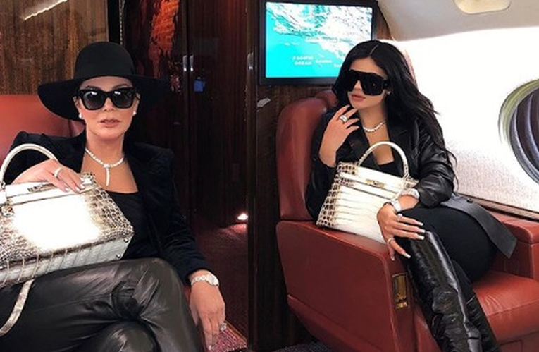 Neviđen luksuz: Kylie i Kris Jenner na ovoj fotki u rukama imaju 2 milijuna kuna