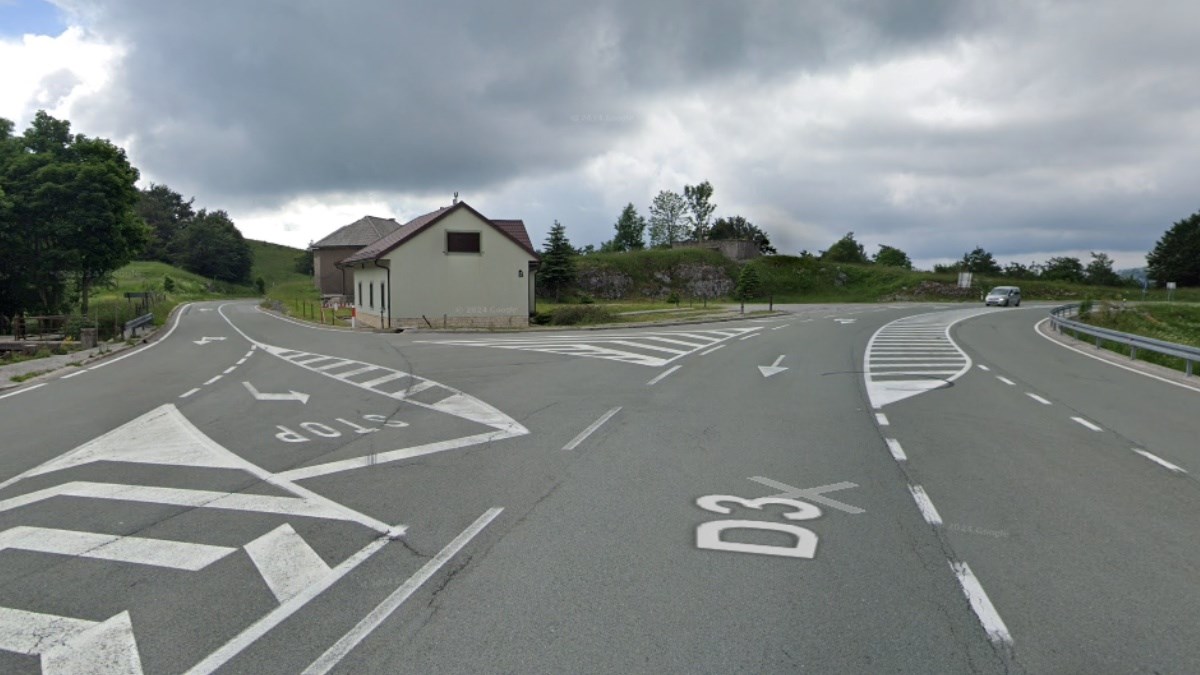 Motociklist poginuo u sudaru s automobilom kod skretanja za Crikvenicu