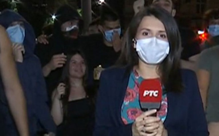 Reporterka izvještavala s prosvjeda u Beogradu, nije primijetila što radi lik iza nje