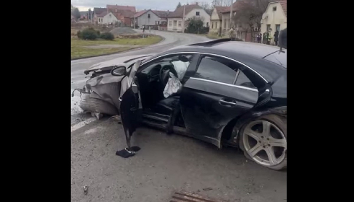 VIDEO Mercedes se zabio u kuću, vatrogasci izvlačili ljude iz smrskanog auta