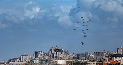 Britanci prvi put padobranima dostavili pomoć u Gazu. Poslali i poruku Izraelu