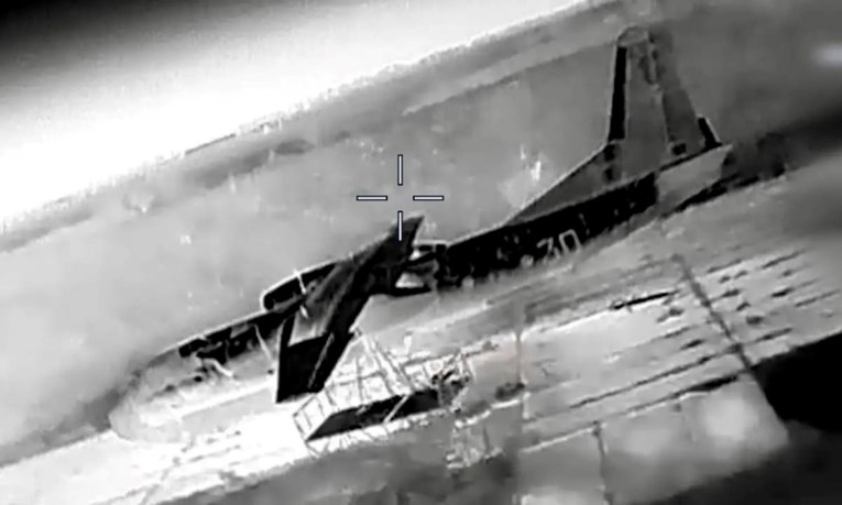 "Kako lijepo gore": Pogledajte kako su Ukrajinci uništili ruske avione na Krimu