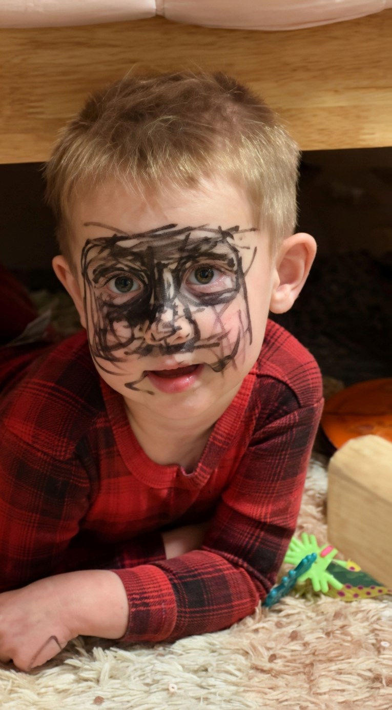 VIDEO Dječak se obojio flomasterom prije fotkanja za godišnjak i nasmijao majku