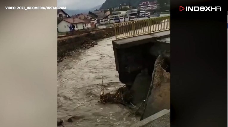 VIDEO Poplave u Srbiji, evakuirano 70-ak ljudi, 7 mostova oštećeno, čovjeka izvlačili