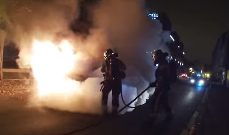 VIDEO U centru Zagreba usred noći gorio BMW, vatrogasci objavili snimku