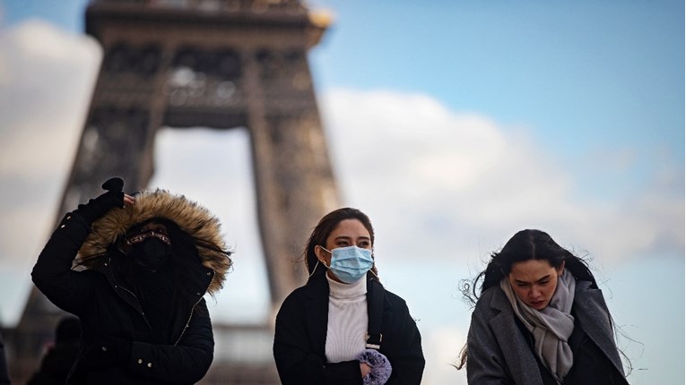 Od petka u Parizu maske obavezne i na otvorenom, kazna je 135 eura