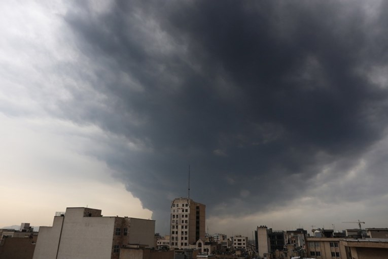 FOTO Tamno nebo nad Teheranom nakon izraelskog bombardiranja rafinerija