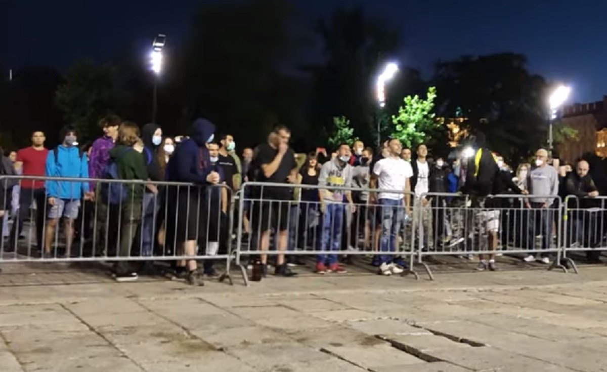 Miran prosvjed u Beogradu, prosvjednici ispred policajaca stavili hranu za pse