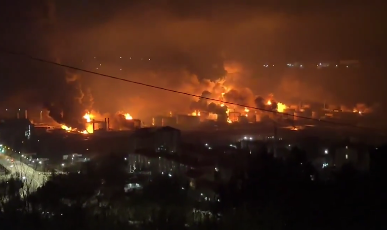 VIDEO Dronovima pogođena rafinerija u ruskoj luci. Izbio velik požar