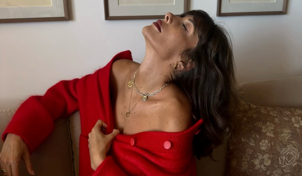 Zašto je crveni kardigan neizostavan komad u svakom ormaru