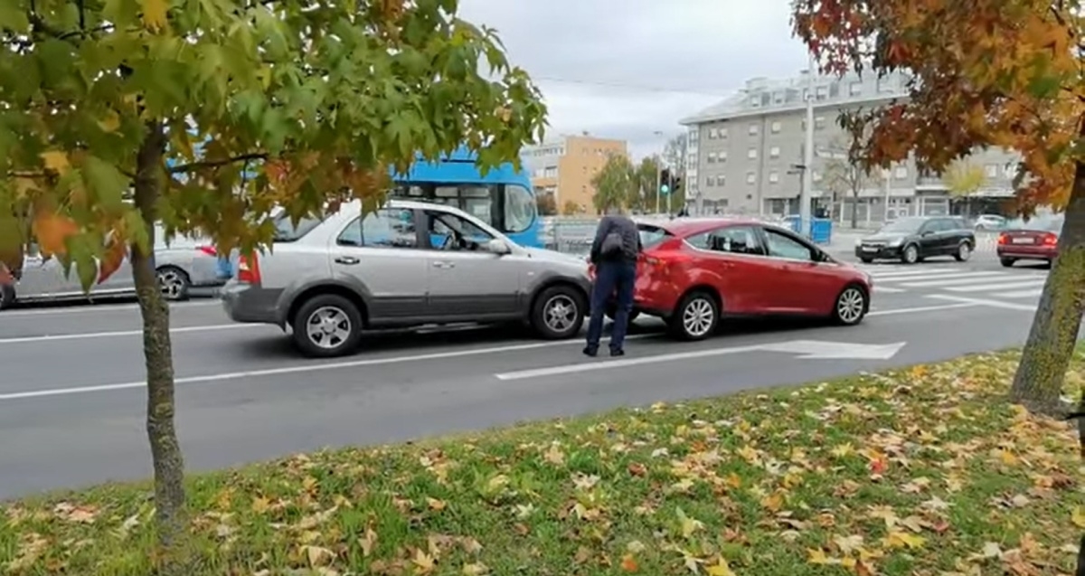 Širi se video bizarnog sudara u Dubravi: "Ovo je kazalište na otvorenom"