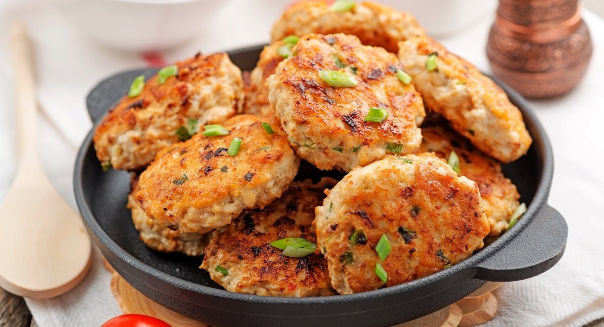 Jeftin ručak za cijelu obitelj: Sočne riblje pljeskavice radit ćete još sto puta