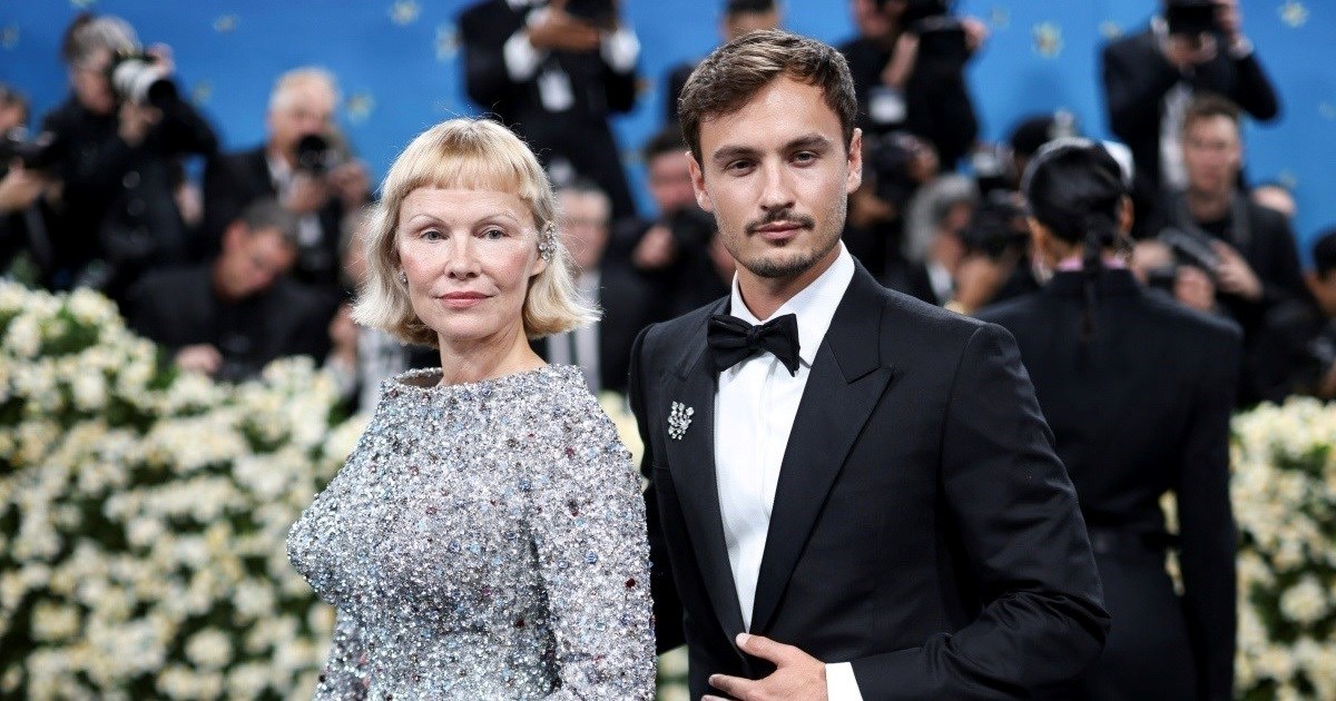 Pamela Anderson na Met Galu došla s novom frizurom i bez šminke