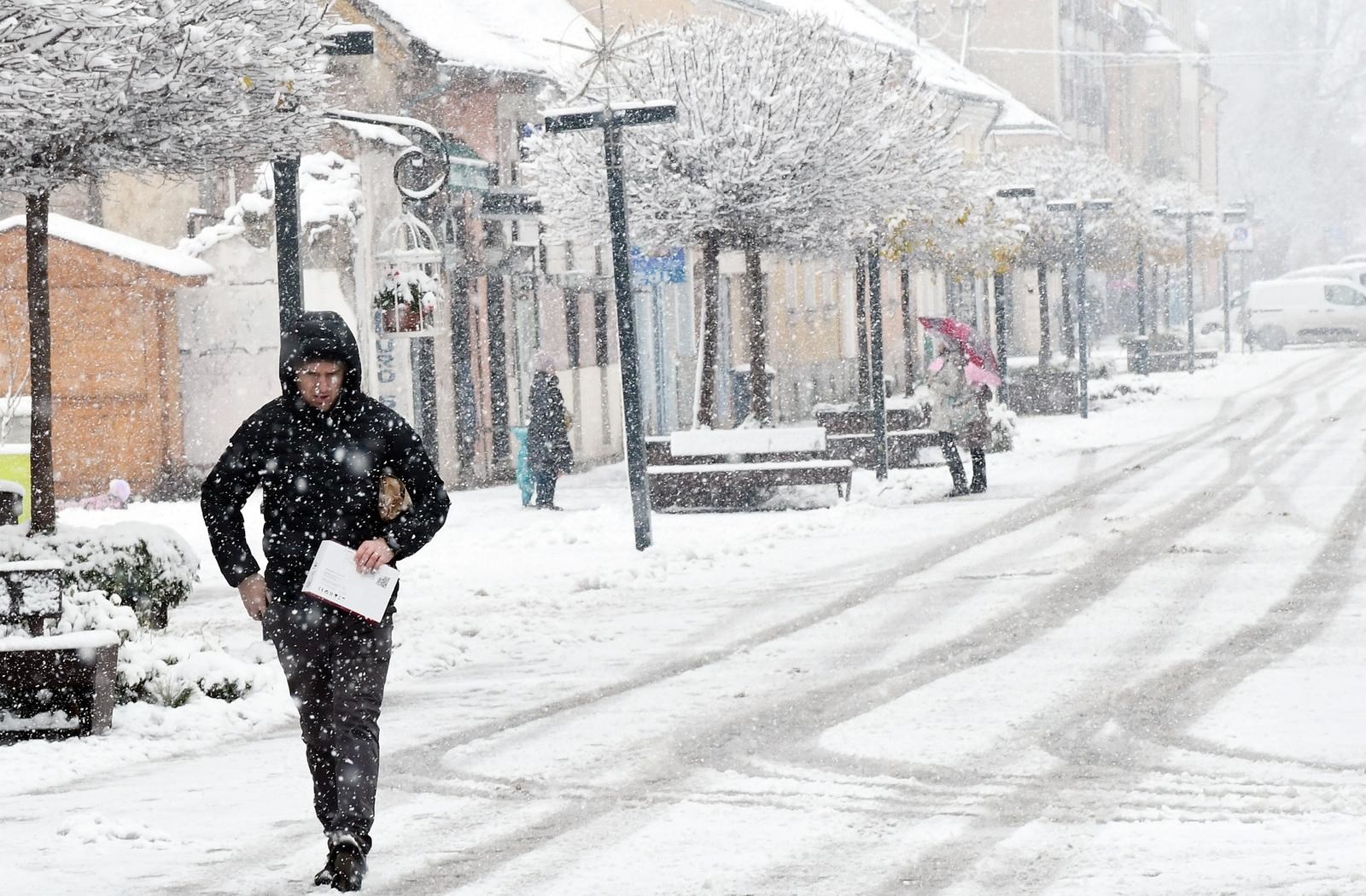 Prvi snijeg uzrokovao kaos diljem zemlje. Neki bili bez struje. Što nas čeka sutra?