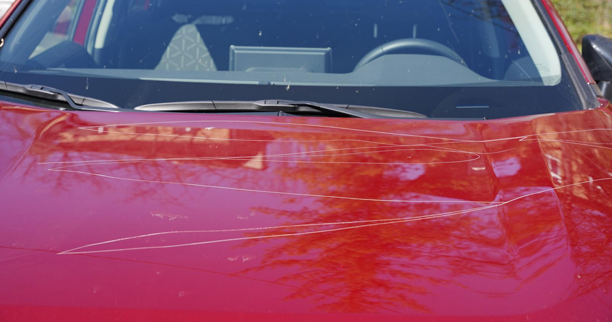 Hvarski policajac izvan službe riješio slučaj oštećenja parkiranih auta