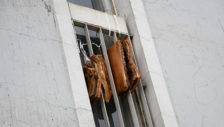 Prizor na zgradi u Bjelovaru nasmijao prolaznike, pogledajte što je netko objesio