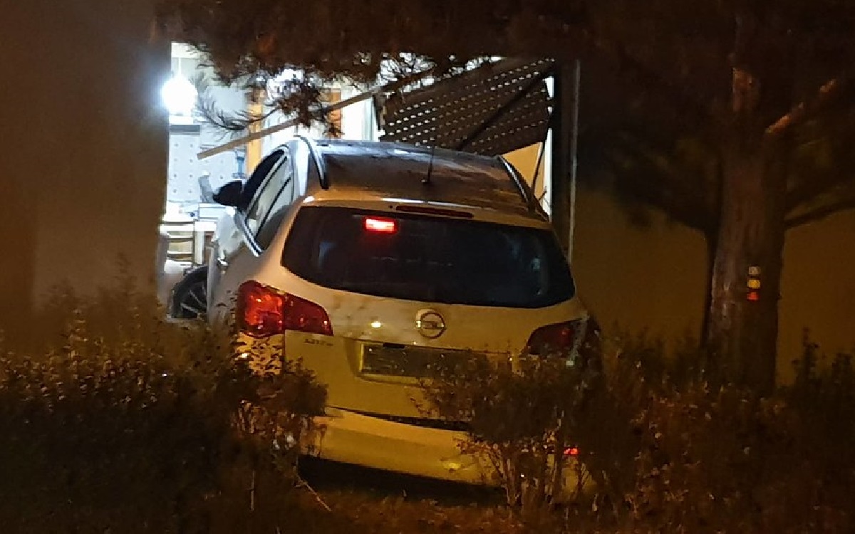 FOTO U Požegi pijan bježao policiji, prošao kroz crveno pa autom uletio u kuću