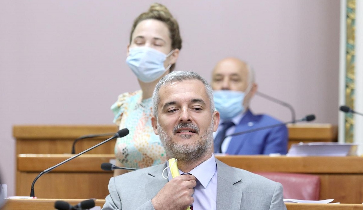 HDZ: Milanovićev ljevičarski potrčko Nino Raspudić nanosi štetu Hrvatima u BiH