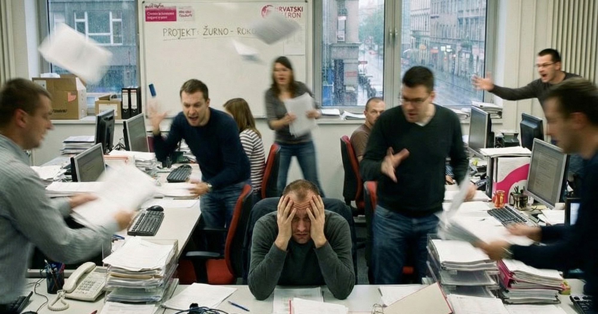 Zarobljeni na poslu. Što je tiho pucanje i zašto se događa?