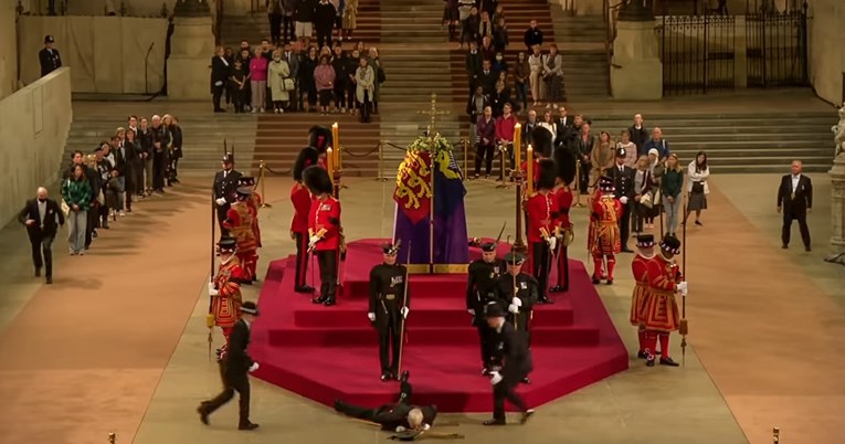Zašto je vojnik koji je čuvao kraljičin lijes pao u nesvijest?