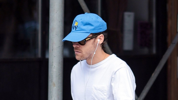 Harry Styles prošetao u uniseks tenisicama kakve je teško ne primijetiti