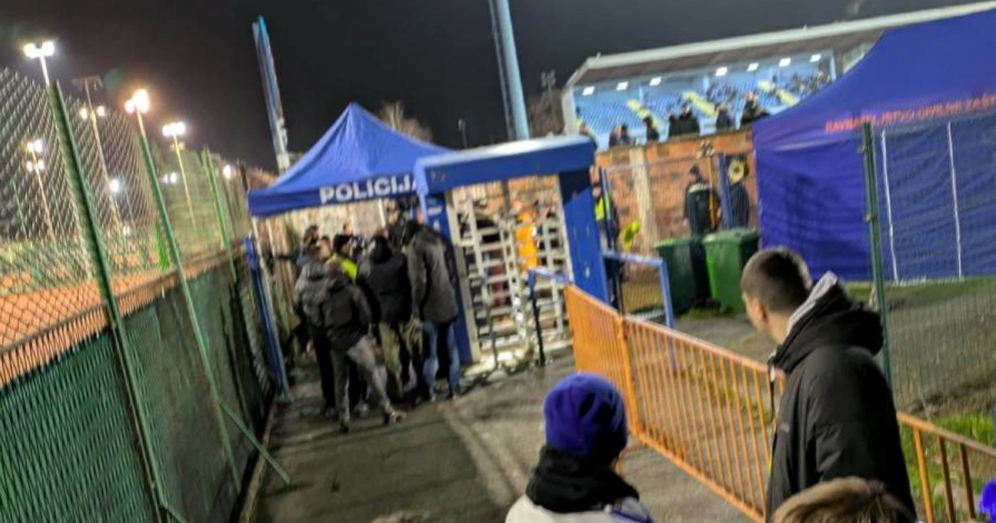 Navijači Osijeka bijesni zbog tretmana u Vinkovcima. Prozvali su redare i policiju