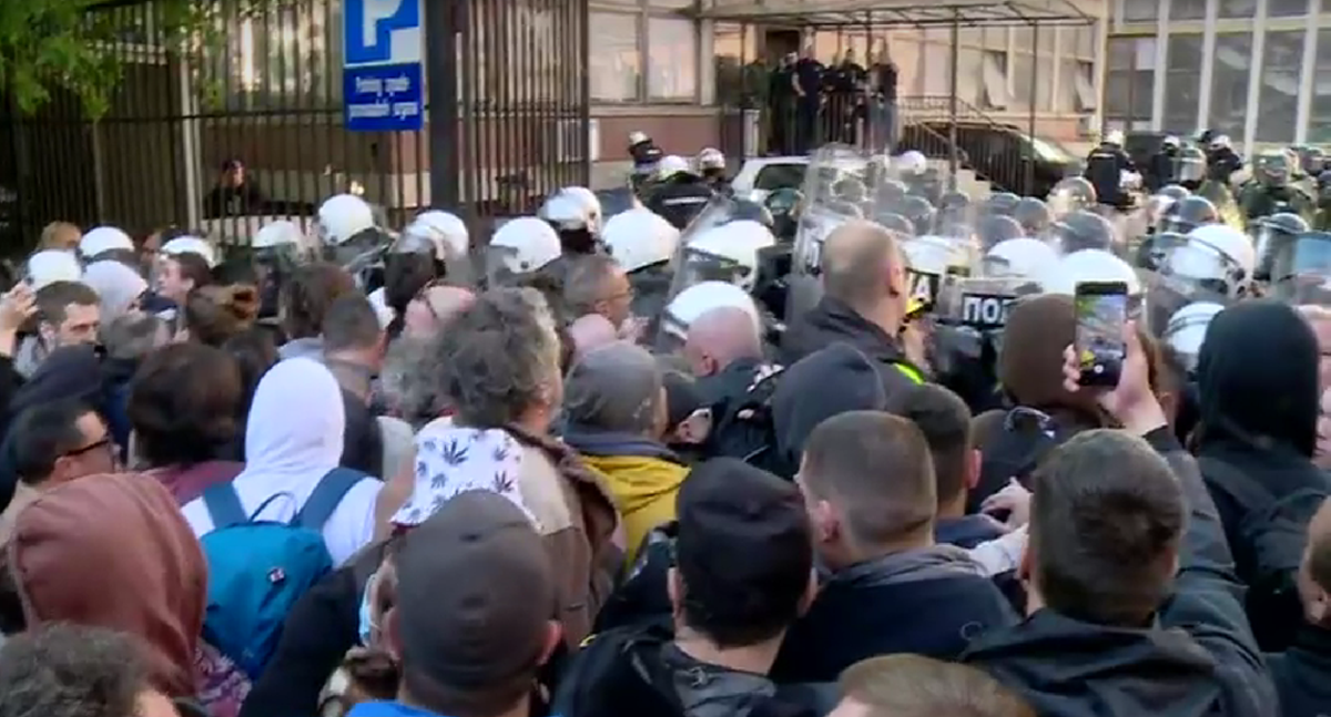 VIDEO U Novom Sadu građani se sukobili s policijom, bačen i suzavac