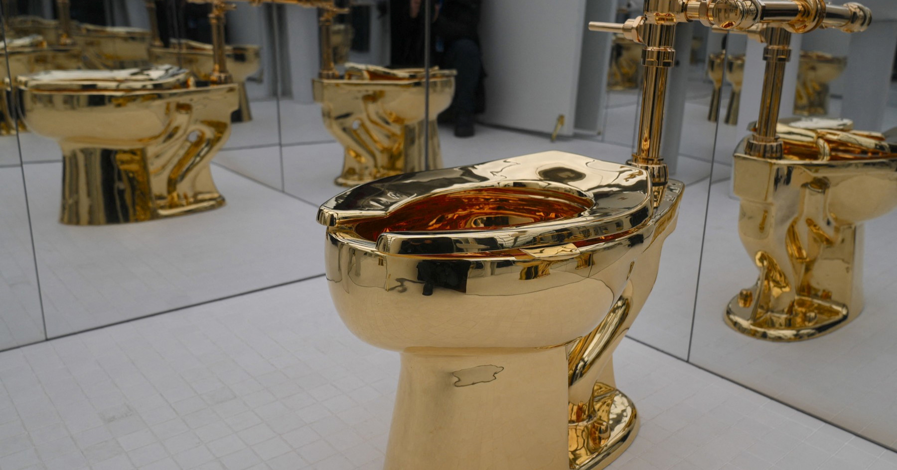 Zlatna WC školjka prodana na dražbi za 12 milijuna dolara