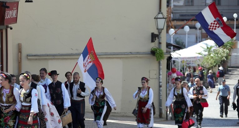 Na Trgu bana Jelačića se plesalo užičko kolo, cure i dečki donijeli srpsku zastavu