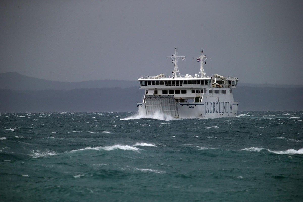 Zbog jakog vjetra u prekidu brojne trajektne i katamaranske linije