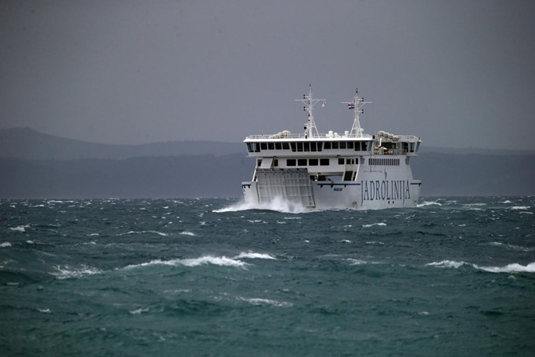 Zbog jakog vjetra u prekidu brojne trajektne i katamaranske linije