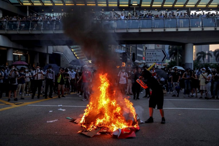 Kaos u Hong Kongu, policajci pucali u tinejdžera