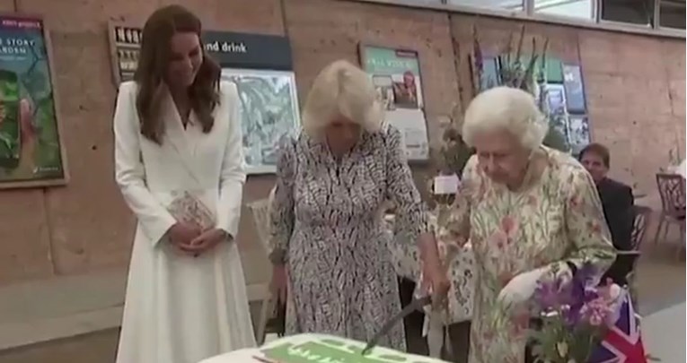 Kraljica tortu rezala ogromnim mačem i nasmijala prisutne: Ovako je više neuobičajeno