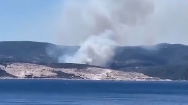 VIDEO Požar na Hvaru rasplamsava bura, gasi ga i kanader