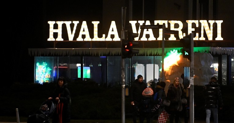 "Hvala Vatreni": Pogledajte natpis za hrvatske nogometaše na Lisinskom