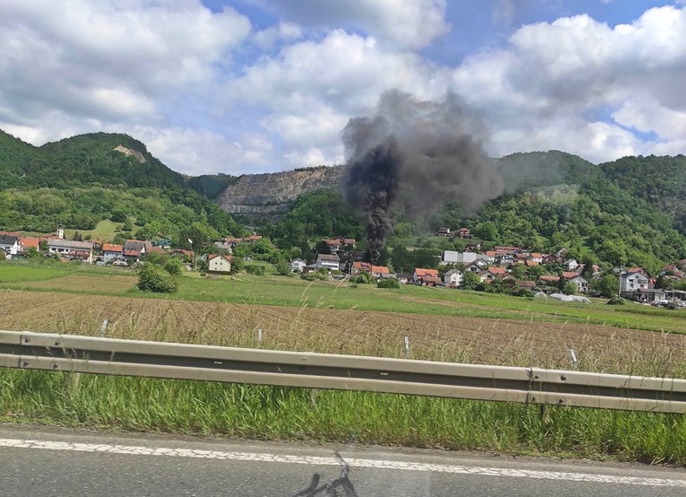 FOTO Zapalila se kuća kod Zaprešića, gust crni dim vidio se s autoceste