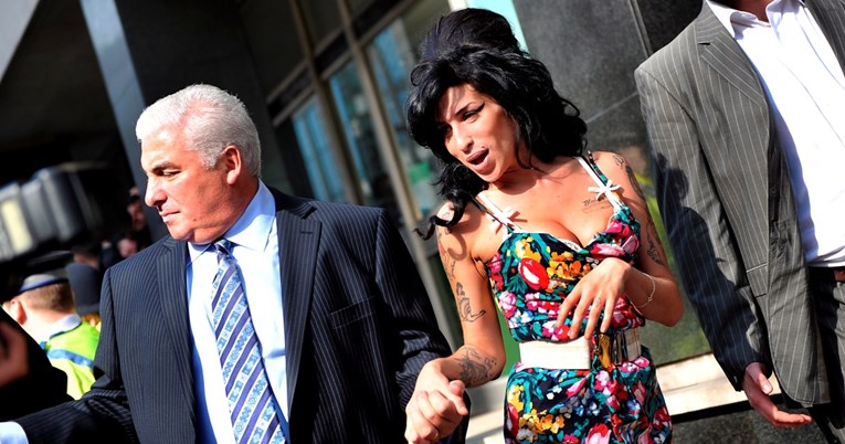 Roditelji Amy Winehouse rasprodaju njezine osobne stvari