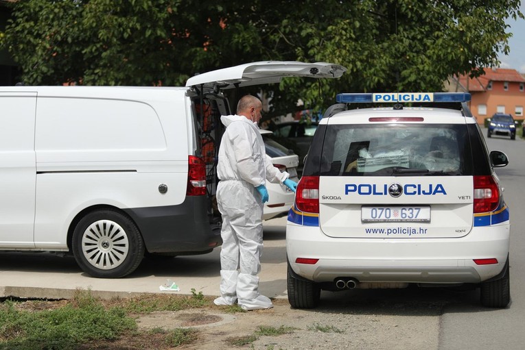 Par dvije posvojene djevojčice držao kao roblje u Dalmaciji. Jedna je uspjela pobjeći