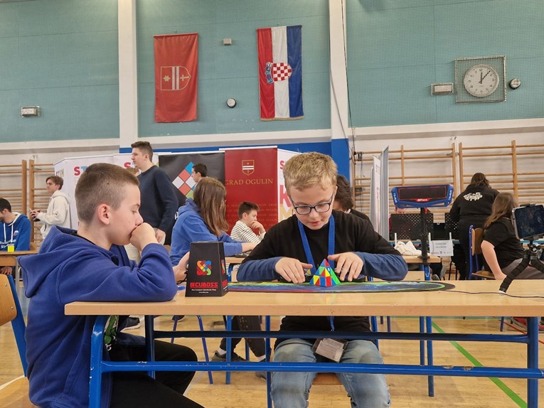 U Ogulinu održano natjecanje u brzinskom slaganju Rubikove kocke